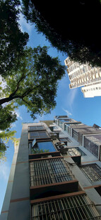 仰视城市中的居民楼