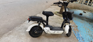 时尚白色电动摩托车