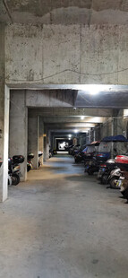 老旧地下停车场