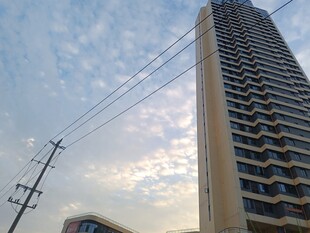 城市中高耸的现代风格建筑