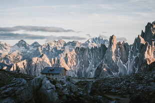 山间小屋映于壮丽群峰