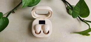 白色精致无线耳机特写