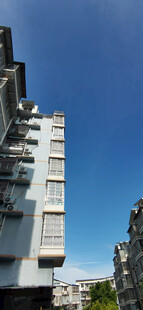 晨光中的现代高层住宅外观