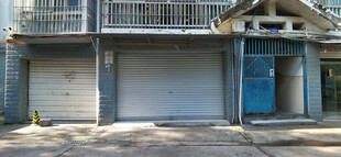 两层住宅的车库与蓝色门