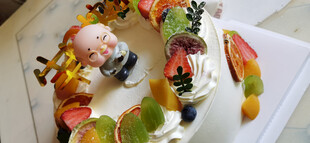 水果装饰的美味蛋糕