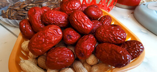 一盘饱满的红枣
