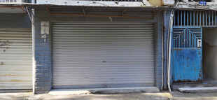 紧闭的卷帘门商铺