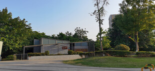 公园里的旅游厕所远景