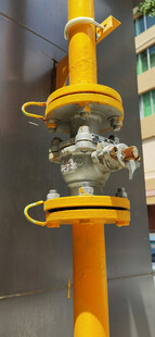 户外黄色阀门装置