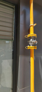 户外黄色阀门装置