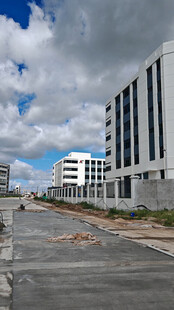 施工道路旁的现代建筑群