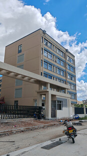 现代风格多层建筑外观