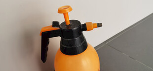 黄色手动气压式喷水壶局部