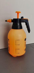 橙色手动气压式喷壶