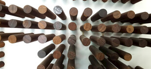 整齐排列的棕色圆木条