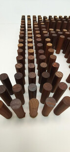 棕色木质圆柱整齐排列