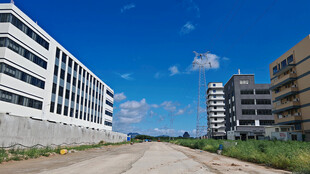 空旷道路旁的现代建筑群