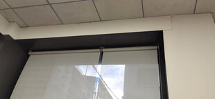 室内窗户及天花板景象