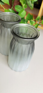 渐变灰玻璃花瓶