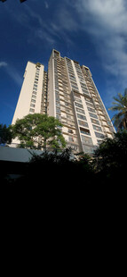 高楼矗立蓝天绿树间