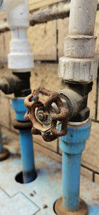 锈迹斑斑整齐排列的蓝色阀门