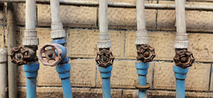 排列整齐的生锈的管道阀门