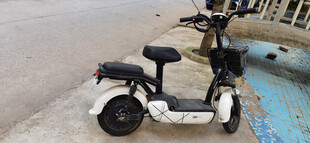 白色电动车停放路边