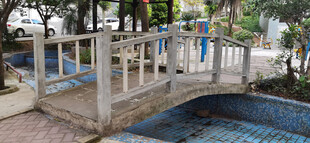 户外泳池边的木质围栏