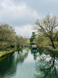 宁静河畔风光