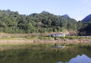湖畔青山间的宁静小屋