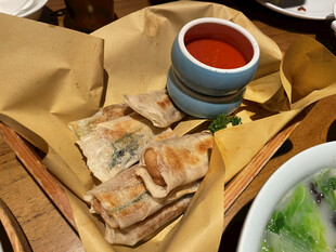 美味春卷配蘸料
