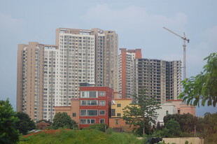 高楼与乡村楼房