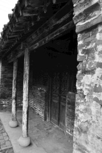 古老廊柱下的传统建筑一角