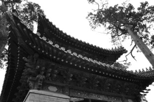 中式古建筑屋檐一角