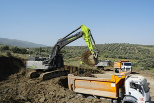 挖掘机装载作业场景