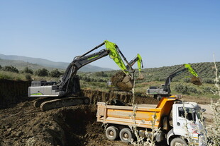 施工现场挖掘机与运土车