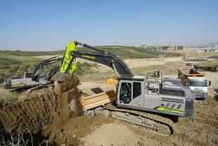 挖掘机于户外作业场景