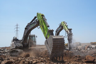 施工现场的挖掘机作业