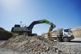 挖掘机向卡车装载土石方