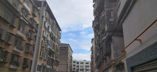 狭窄城市巷道景象