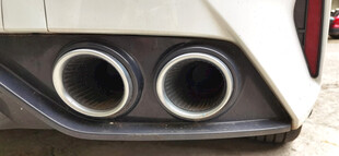 汽车双排气管特写