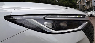 汽车前脸大灯特写