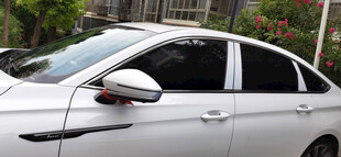 白色轿车外观特写