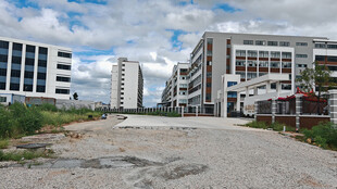 城市荒地与现代建筑景观