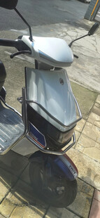 银灰色电动摩托车特写