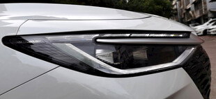 白色汽车前大灯特写