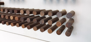 整齐排列的棕色圆柱形物件