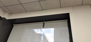 室内卷帘窗帘及天花板景象