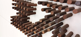 整齐排列的棕色木质物件