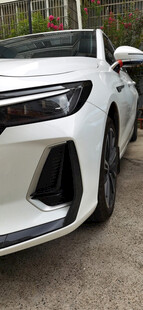 白色轿车车头特写